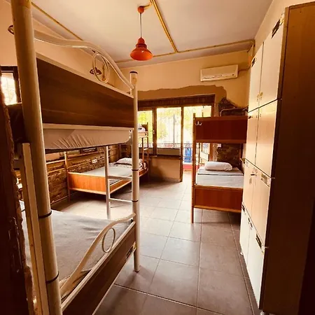 Berlin & Street Hostal *